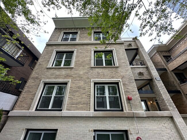 Building Photo - 4338 N Clarendon Ave