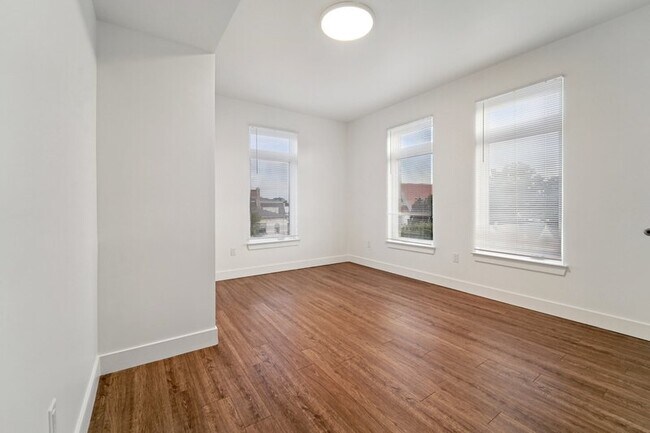 Building Photo - 475 William St