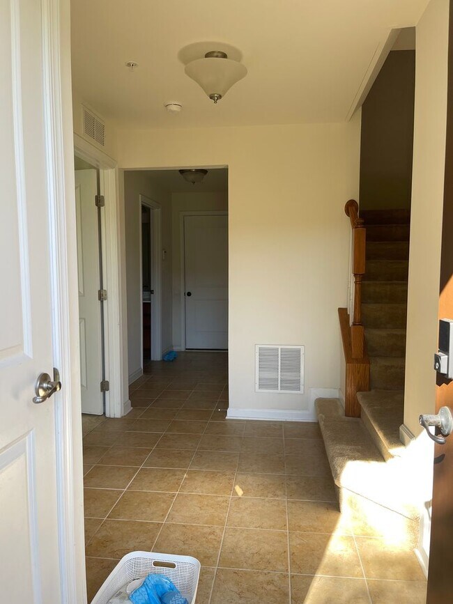 Building Photo - THREE LEVEL TOWNHOUSE WITH 2 CAR GARAGE