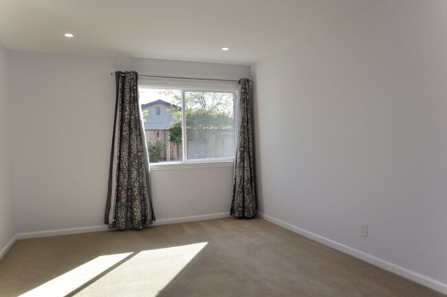 Building Photo - Wonderful 4 Bedroom Home in Fremont – Beautiful Backyard!