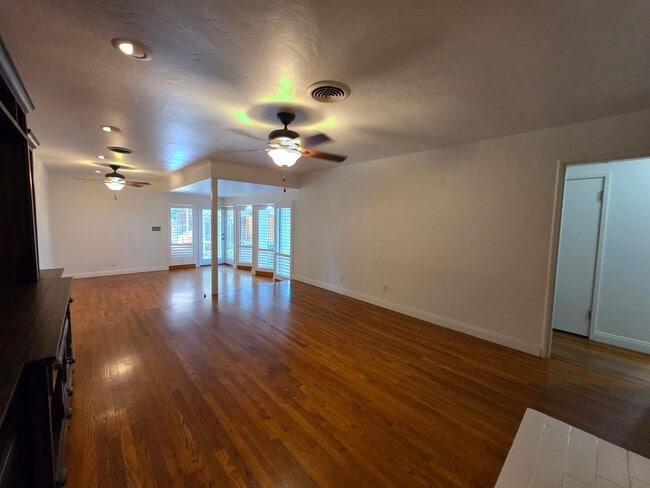 Building Photo - 2 bedroom 2 bathroom with brand new A/C un...