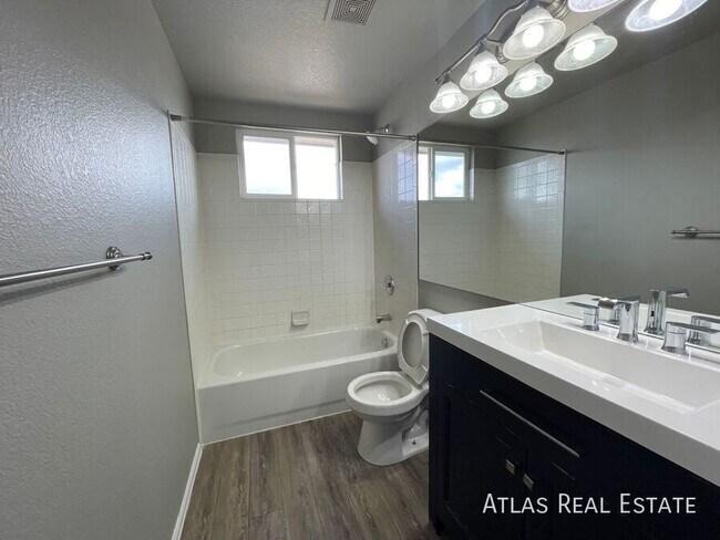 Building Photo - 5566 Vermillion Bluffs Dr