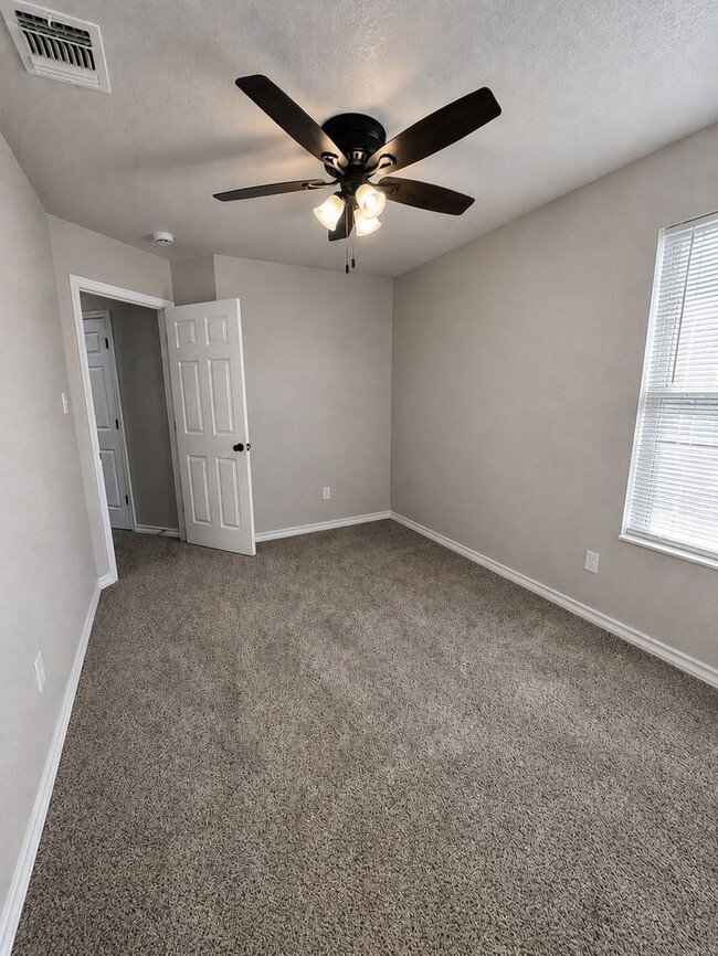 Building Photo - 5016 Flipper Dr