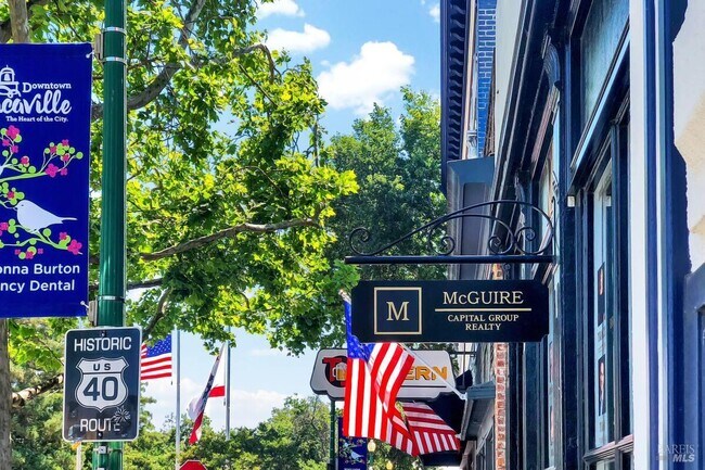 Building Photo - 528 Main St