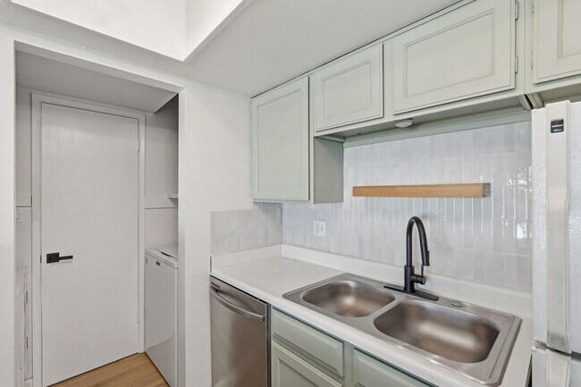 Building Photo - Less than 2 miles from Old Town Scottsdale!