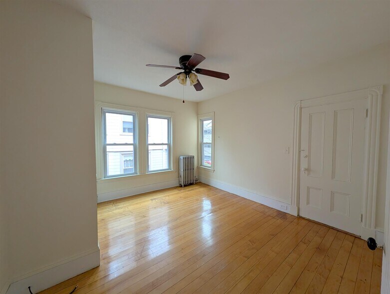 Building Photo - 102 Sycamore St