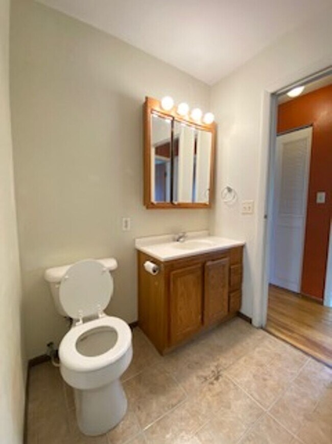 Building Photo - 3 Bedroom Home Available in Elkhart!