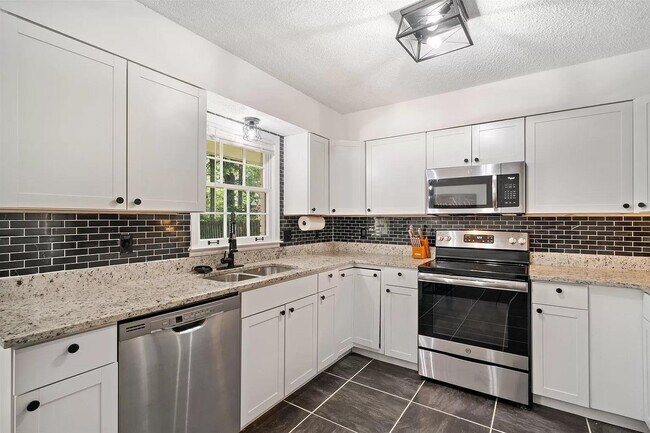Building Photo - 8081 Ridgetown Ln