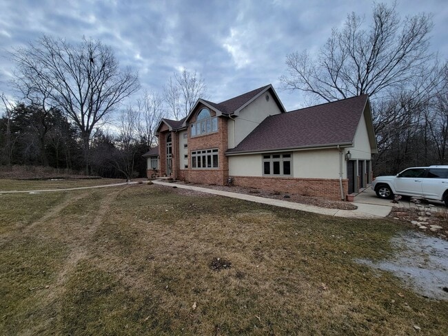 Building Photo - Upscale and Spacious Cedar Falls House for...