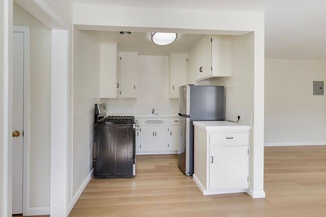 Building Photo - 1549 San Carlos Ave