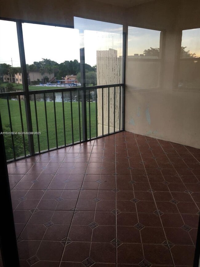 Building Photo - 220 Lakeview Dr