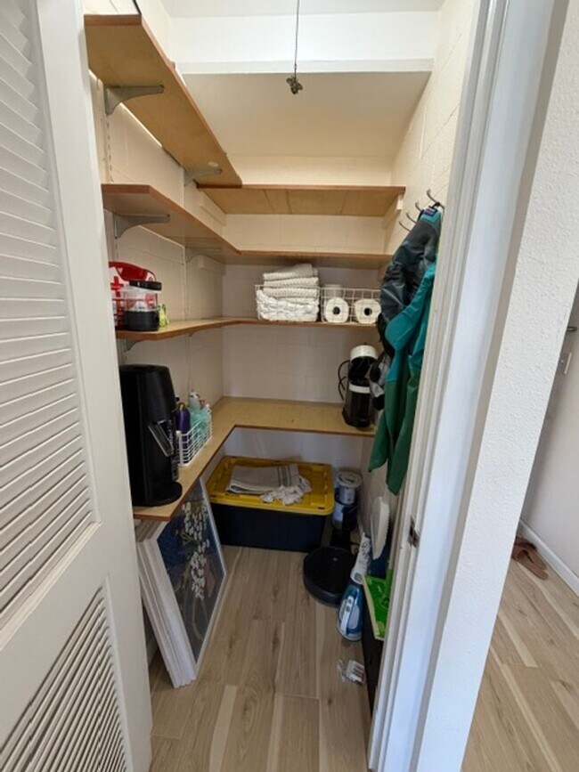 Building Photo - Bright Updated 1 bedroom with covered parking. ALL utilities included