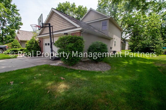 Building Photo - Fully Furnished 3BR/2BA Condo – Near River...
