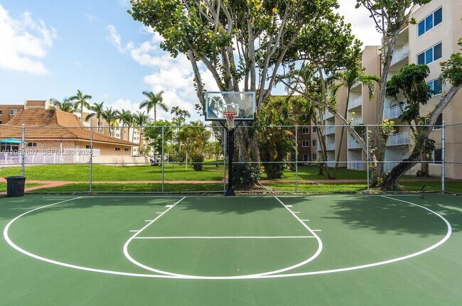 Building Photo - 6950 Miami Gardens Dr