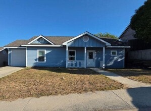 Building Photo - 205 Ivy Ln