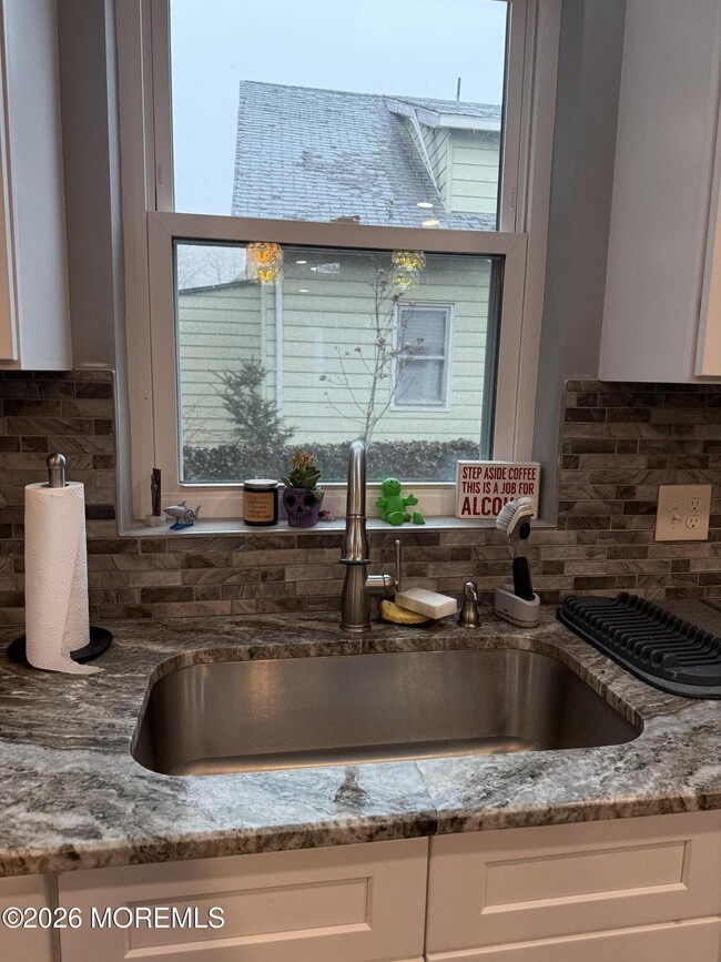 Building Photo - 591 Vernon St