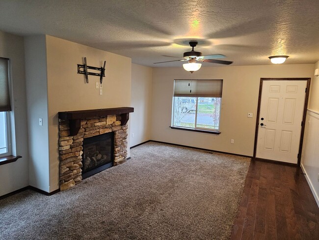 Building Photo - Beautiful 4 bedroom 2.5 bath CDA home for ...