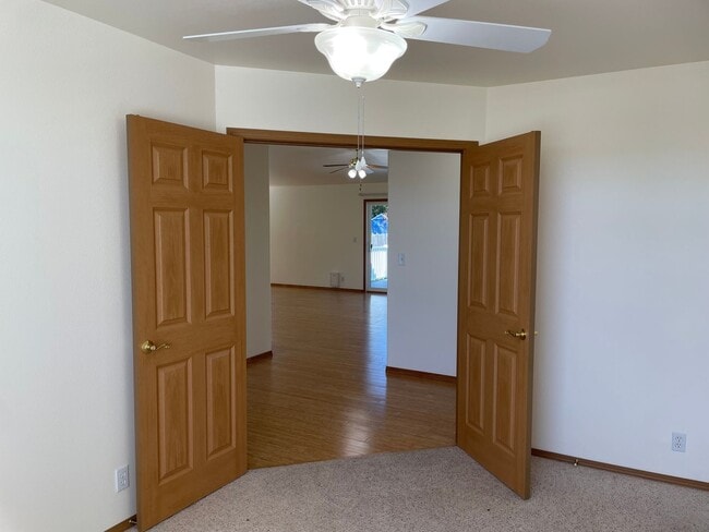 Building Photo - Lovely Single Level Home in Oak Harbor and...