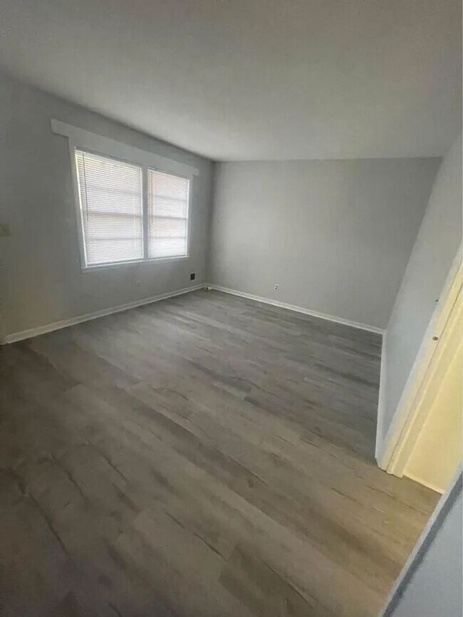 Building Photo - Comfortable & Convenient Living in the Heart of West Columbia