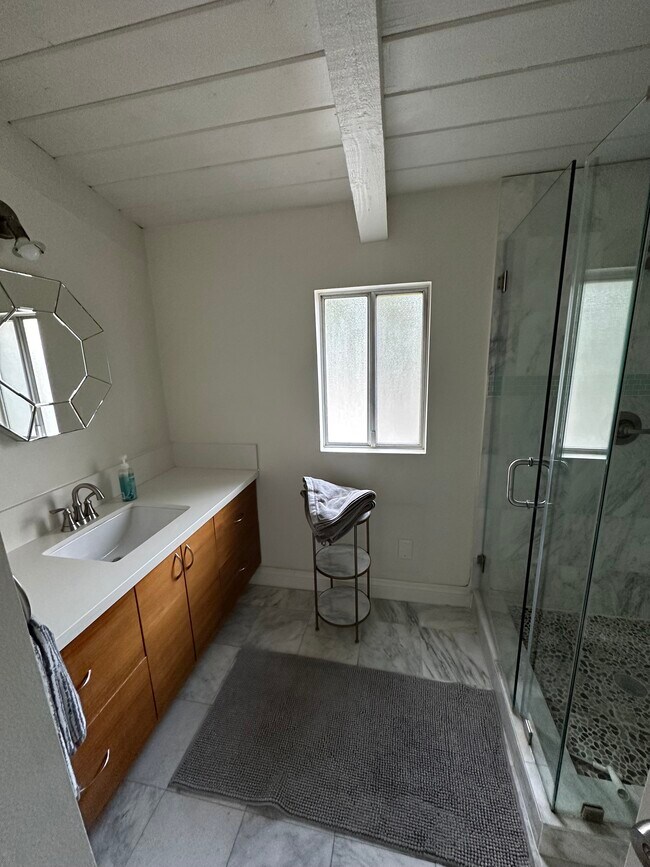 Top floor guest bathroom - 28214 Rey De Copas Ln