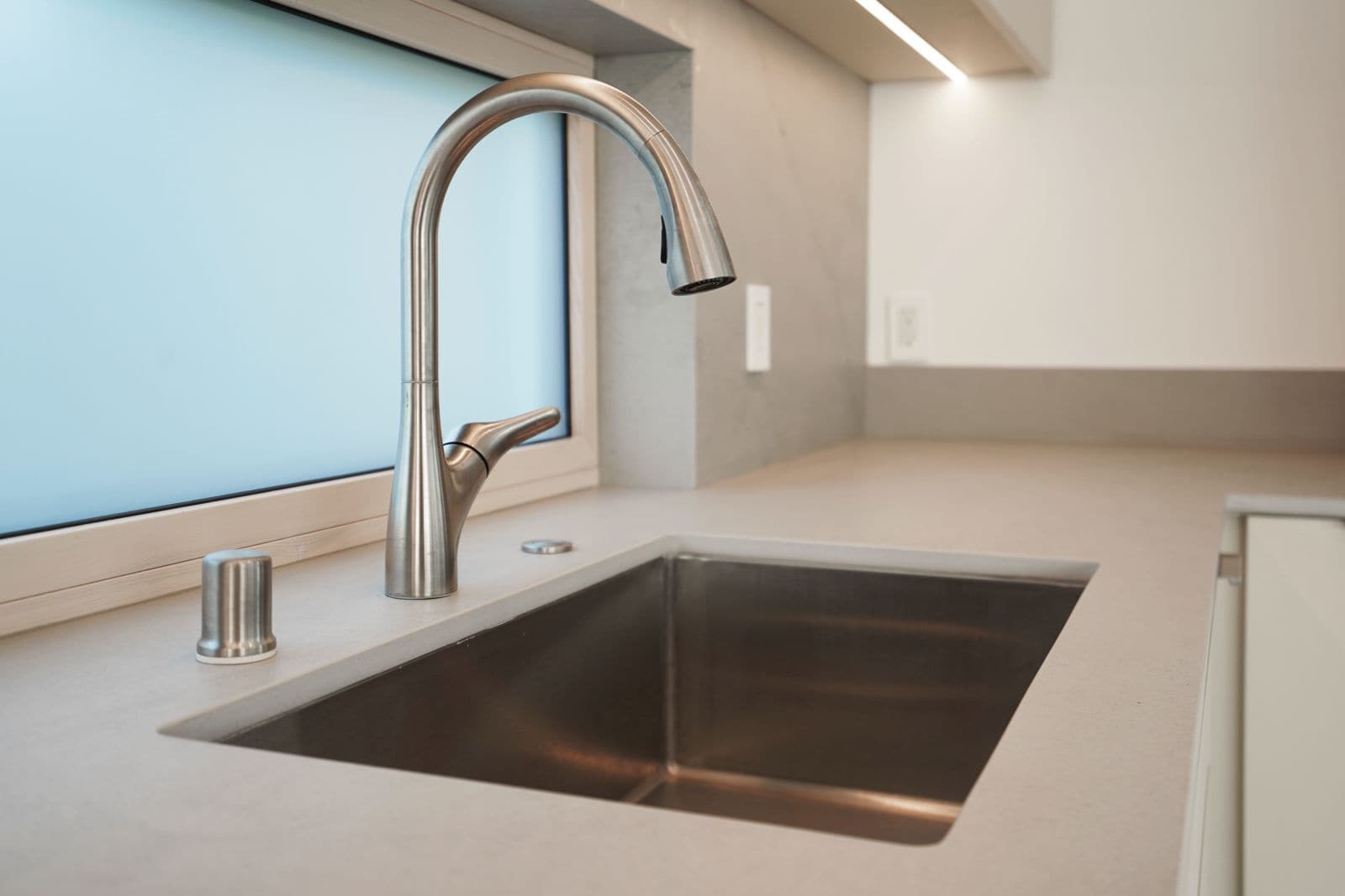 kitchen faucet - 12529 Wagner St