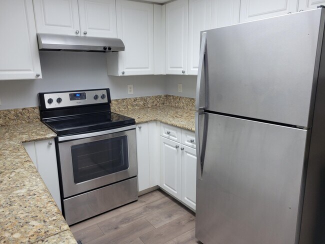 Building Photo - 1400 Crestwood Ct S