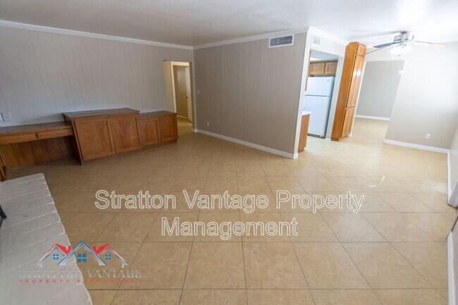 Building Photo - 704 E La Jolla Dr