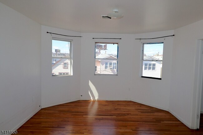 Building Photo - 524 Mulberry St
