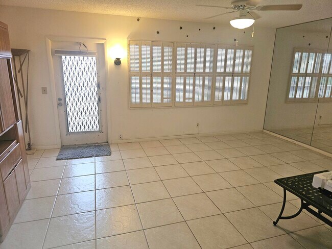 Building Photo - 4074 Cornwall D