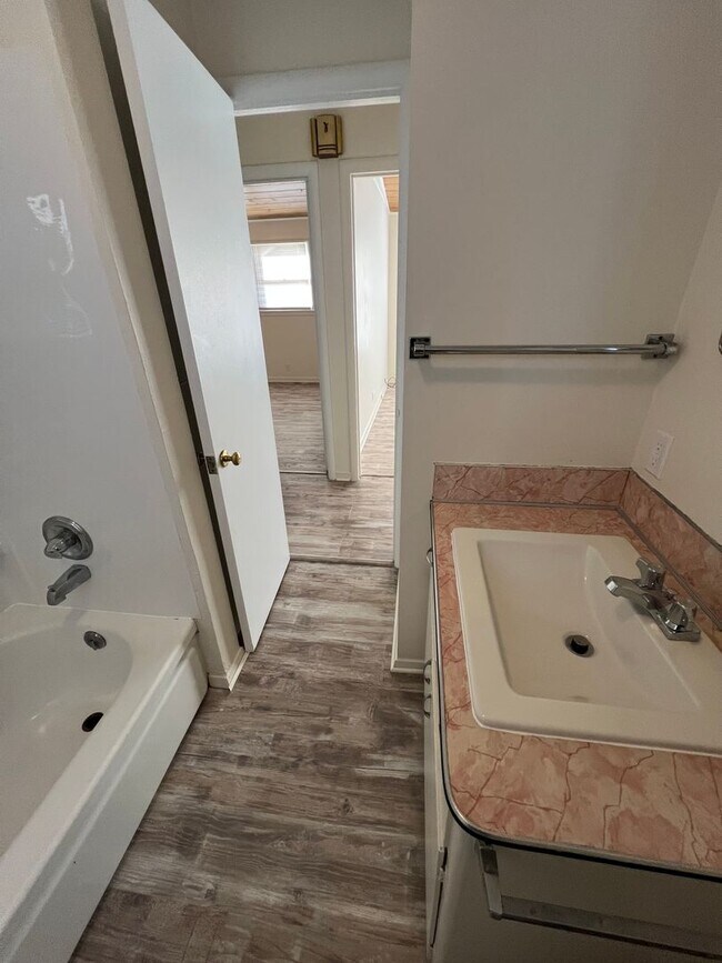 Building Photo - 4268-3t - 465/467 NE Baker