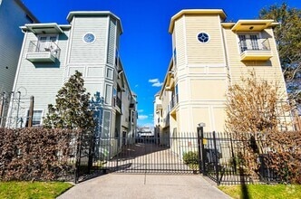 Building Photo - 1129 W 15th 1/2 St
