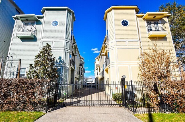 Primary Photo - 1129 W 15th 1/2 St