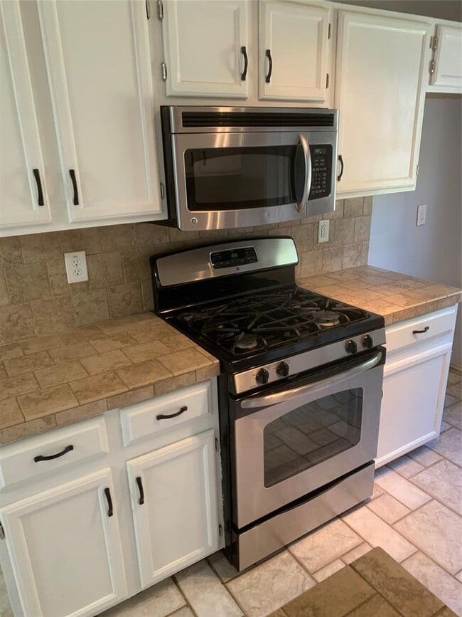 Building Photo - 807 Forest Trail