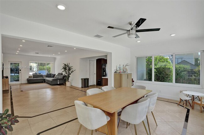 Building Photo - 2025 Alamanda Dr