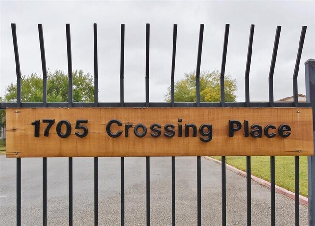 Building Photo - 1705 Crossing Pl