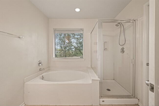 Building Photo - 210 Drake Run Ln