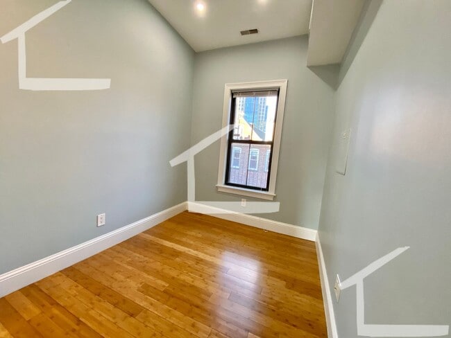 Building Photo - TOP FLOOR 2 BED 2 FLOORS + Private Rooftop Deck!!! Available 9/1/26