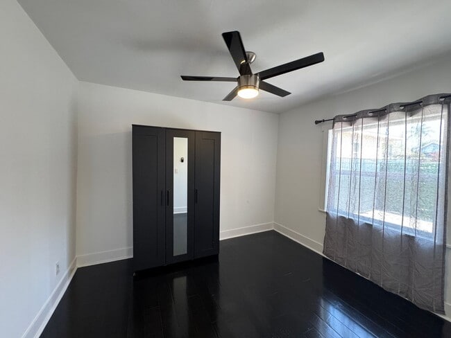 Building Photo - Cincinnati Duplex
