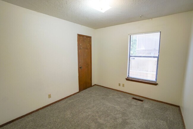 Building Photo - 6004-6006 Bonnie Dr
