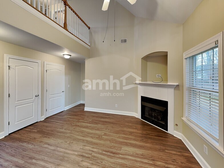 Building Photo - 4013 Lilac Ln