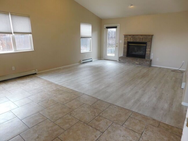 Building Photo - 3 bedroom home with fenced yard and garage...