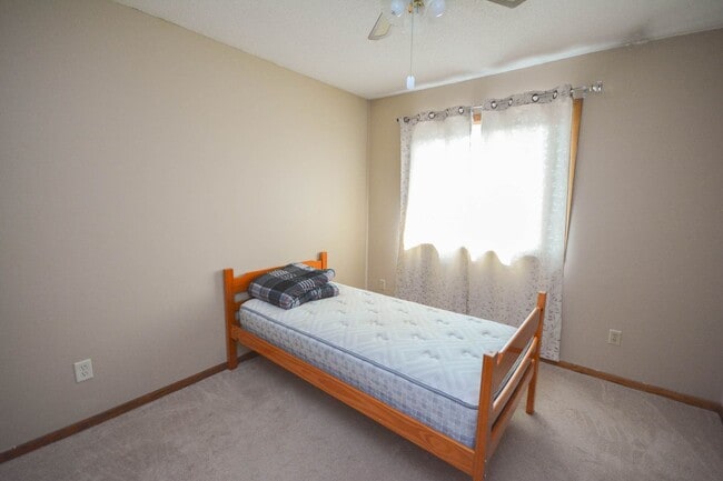 Building Photo - 3 levels of townhouse living in great NW l...