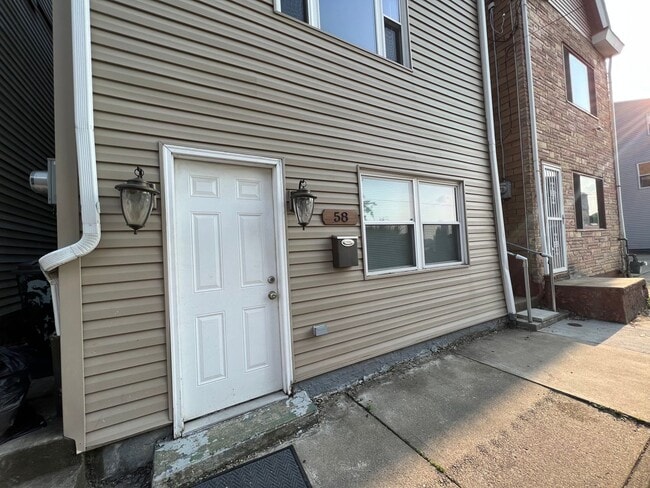 Building Photo - 3BR house in Southside Slopes