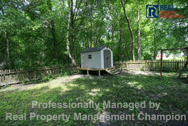 Building Photo - Charming home with open floor plan, vaulted ceilings and spacious backyard