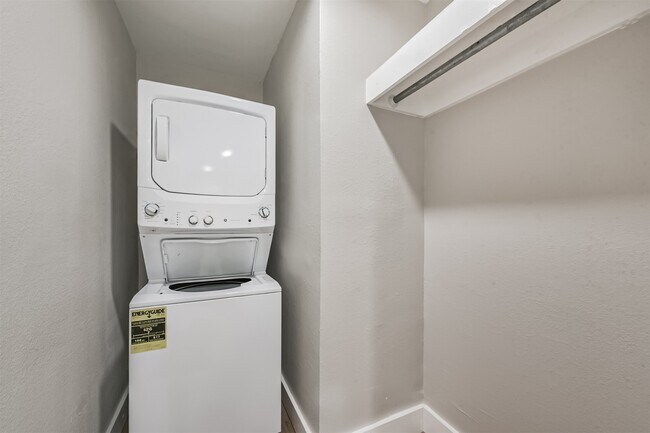 Building Photo - 1266 Dove St