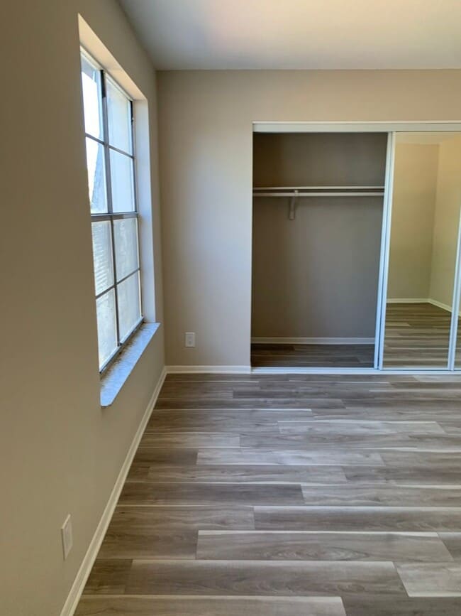 Building Photo - 2 Bedroom 1.5 Bath 2 Story Townhouse