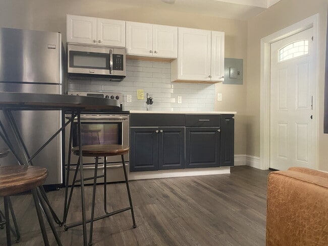 Building Photo - Charming & Private Furnished 1/1 in Croiss...