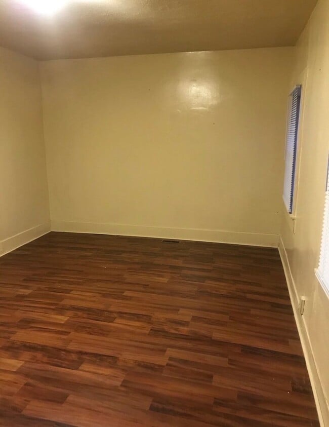 Building Photo - One bedroom