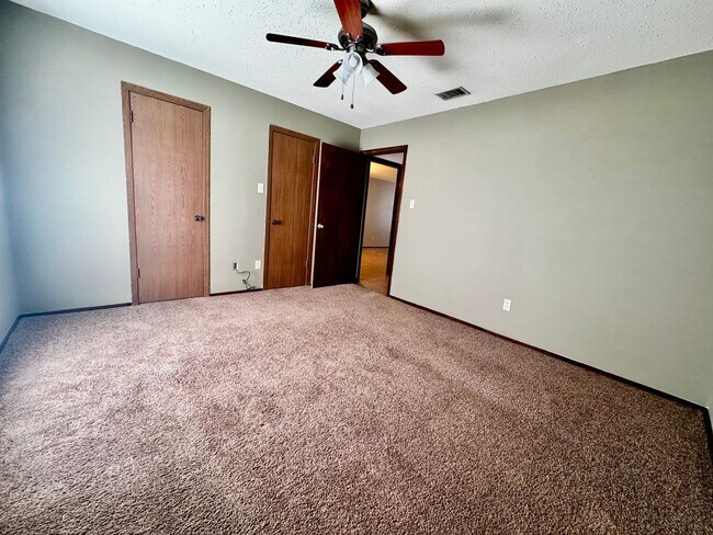 Building Photo - Oakview Condos