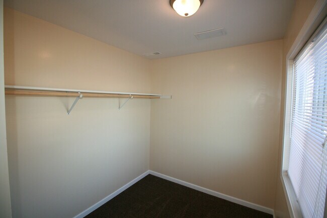 Building Photo - 920 Devils Glen Rd